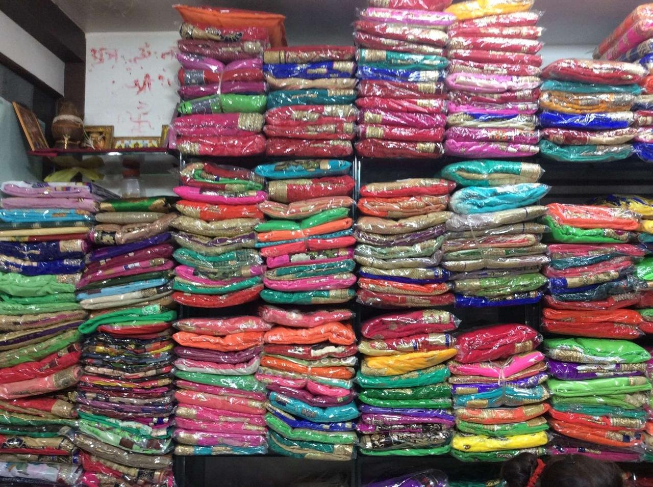 14893-wholesale-saree-market-in-mumbai-tripsavvy-dadar-east
