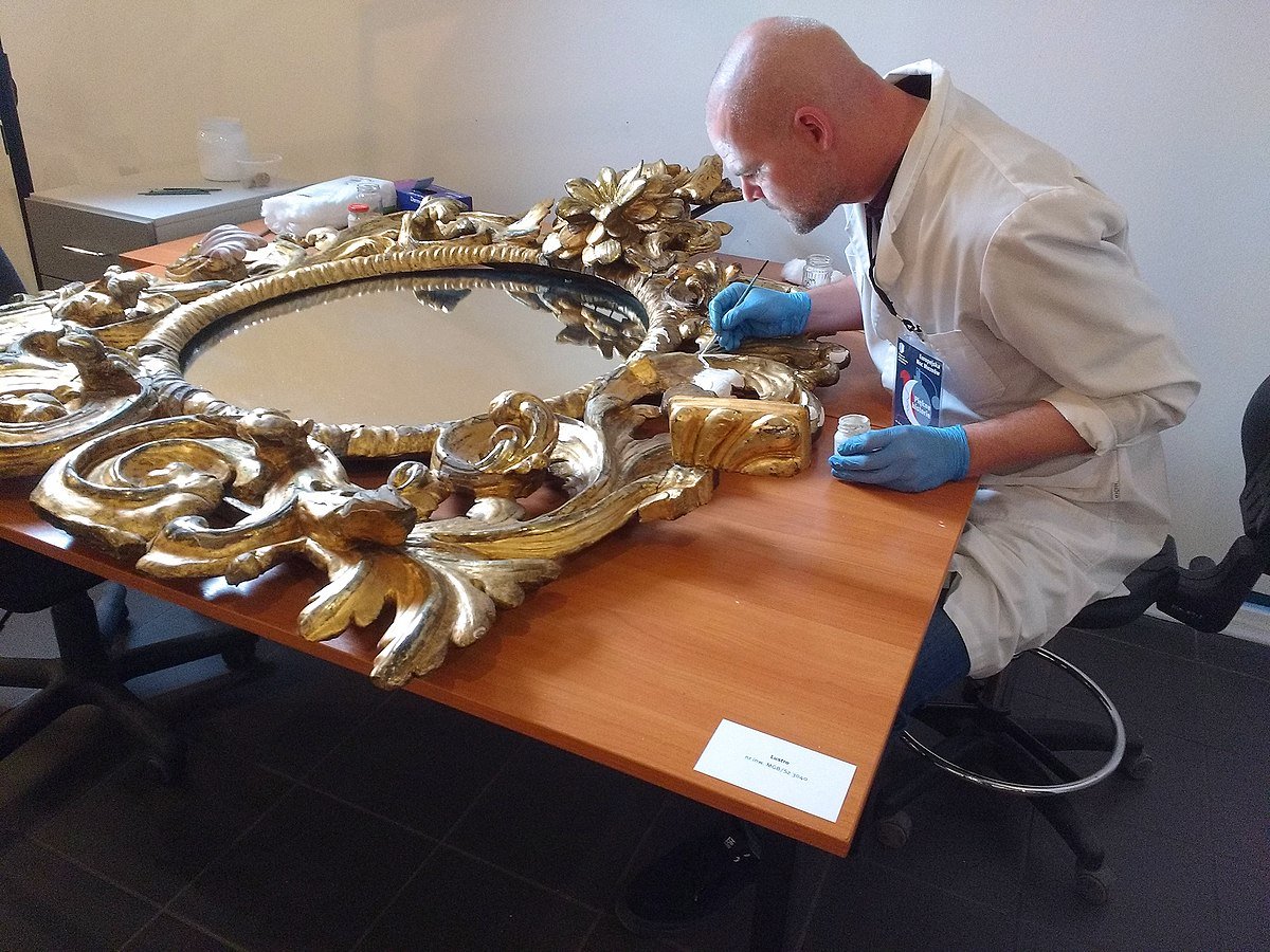 06_Restoration_of_gilded_mirror_in_Muzeum_Gornoslaskie,_Bytom,_Poland_-_furniture_restorer_working