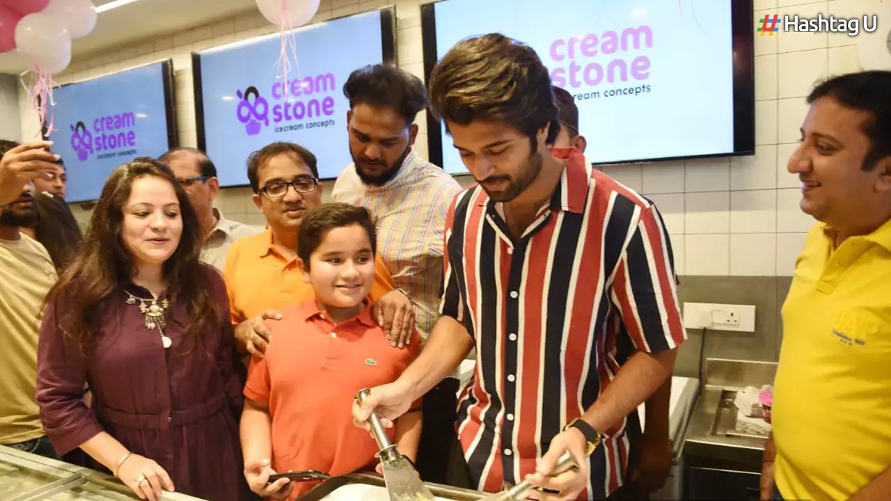 Vijay-Deverakonda-Celebrates-Pre-Birthday-with-Fans-Serves-Ice-Creams-in-Hyderabad-Heat