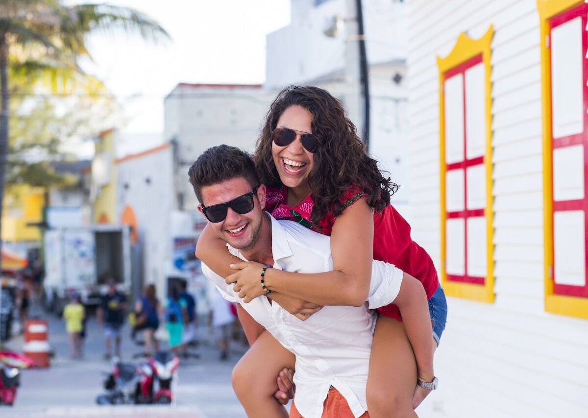 Young-couple-traveling-in-Mexico-Isla-Mujeres-1200×853
